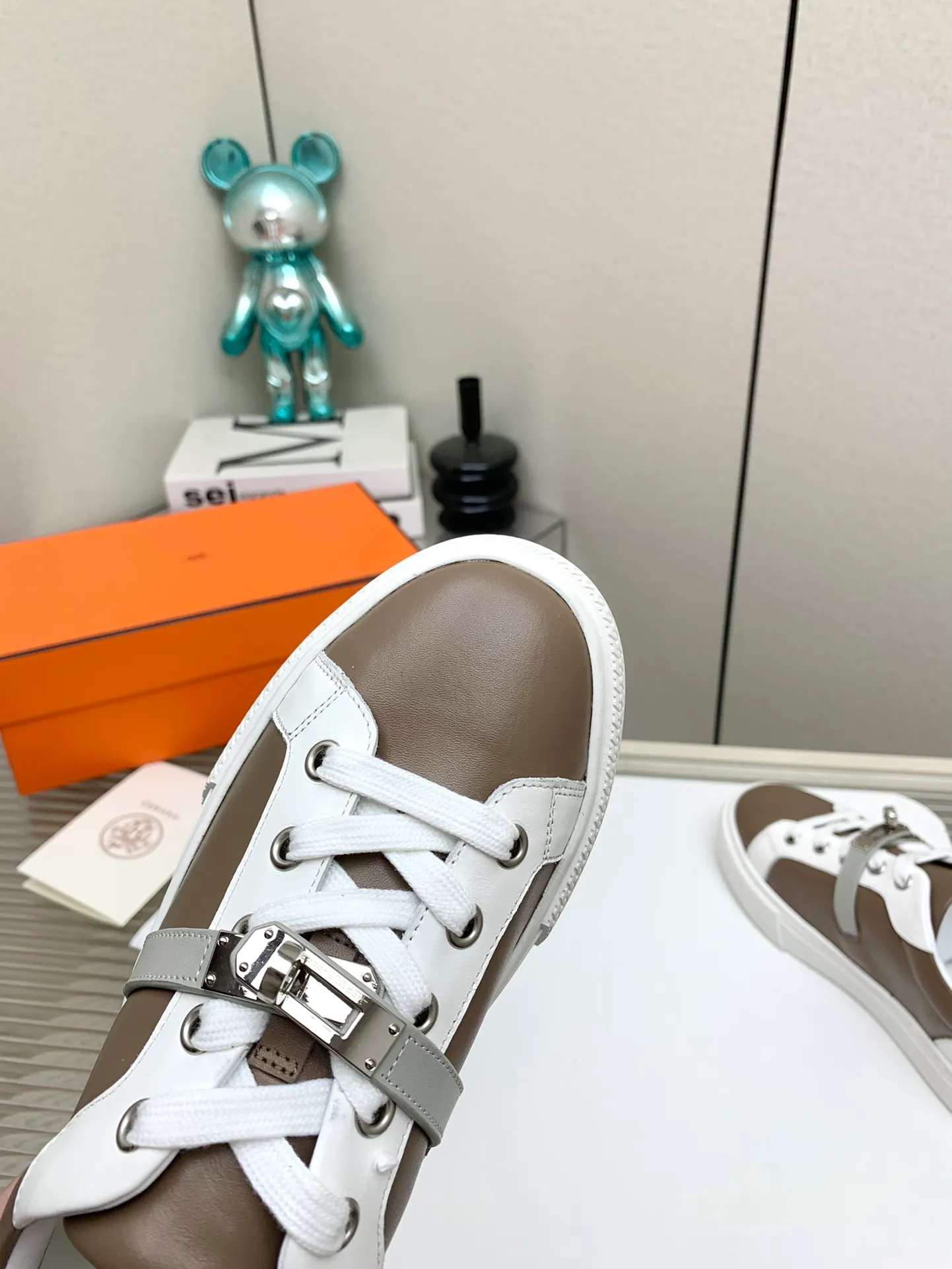 👟👟Ex-factory price 660👟👟 Men's style ➕10 (high version) Hermes classic couple model #𝐊𝐞𝐥𝐥𝐲 buckle casual white skate shoes, which will not conflict with shoes at all. Full of unknowns, Hermès rarely produces flat casual shoes and they are paired with classic palladium-plated Kelly shoe buckles! You'll fall in love with it at first sight. It's super versatile and can be worn with any skirt or pants. 🉑️Looking in with your eyes closed, it looks super noble. Fabric: Specific cowhide/canvas material. Lining: Sheepskin lining. Outsole: Original molded TPU outsole. Size: 35-45.